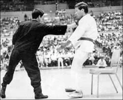 En quelle année a eu lieu le tournoi international de karaté auquel Bruce Lee était invité ?
