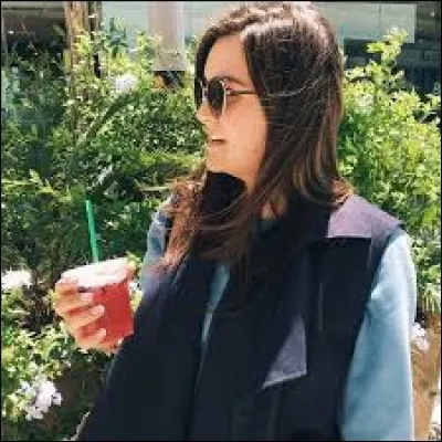 Comment s'appelle la chaîne YouTube de Léa ?