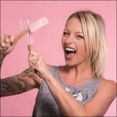 Comment s'appelle la chaîne de Roxane ?