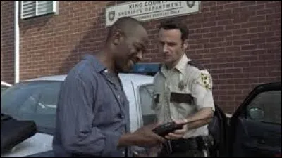 Qu'est-ce que Rick donne-t-il à Morgan dans le but de rester en contact ?