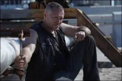 Lequel de ces personnages s'est fait menotter à un tuyau sur le toit du magasin ?