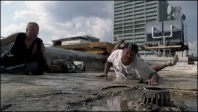 Qui a accidentellement perdu la clé dans une canalisation ?