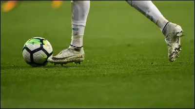 La pelouse d'un beau stade de football est :