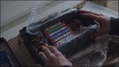 Qui relate les 13 raisons de son suicide sur les cassettes ?