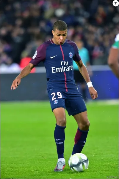Qui est ce joueur de football &eacute;voluant au poste d'attaquant au Paris Saint-Germain ?