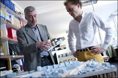 Je suis un technicien spécialisé dans la conception des bâtiments. Quel est mon métier ?