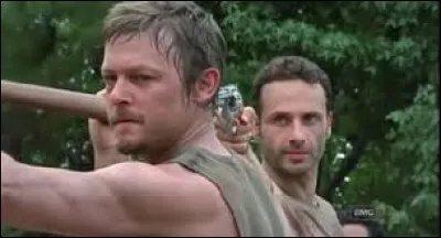 Pourquoi Rick veut-il récupérer au passage le talkie-walkie laissé dans le sac ?