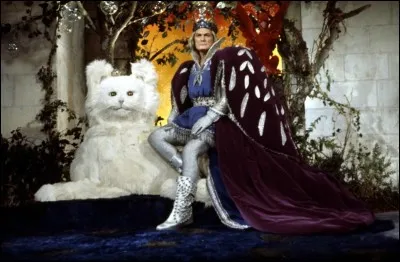 Le roi vous invite chez lui.