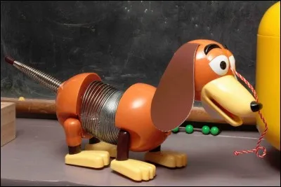 Je suis un chien à ressort. Qui suis-je ?