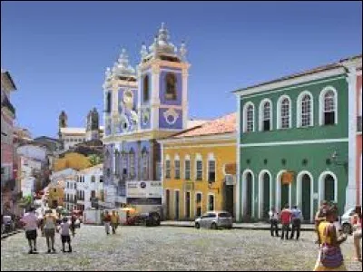 Salvador est la capitale de l'État de Bahia, au nord-est de l'/du :