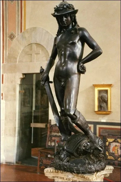 Donatello est célèbre pour sa sculpture de David en quelle matière ?