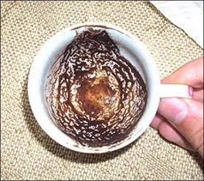 Comment s'appelle le procédé de divination consistant à présager l'avenir en interprétant les traces laissées par du marc de café au fond d'une tasse ?