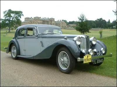 Quelle est cette voiture anglaise ?