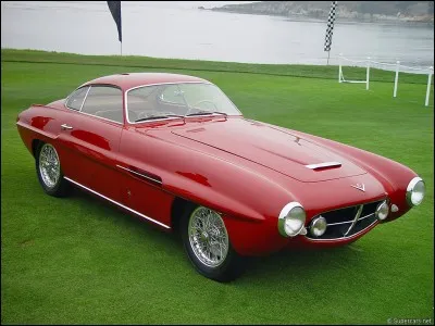 Quelle est cette vieille voiture ?