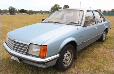 Quelle est cette vieille voiture ?