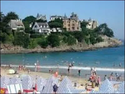 Dans quelle ville croise-t-on Alfred Hitchcock ?