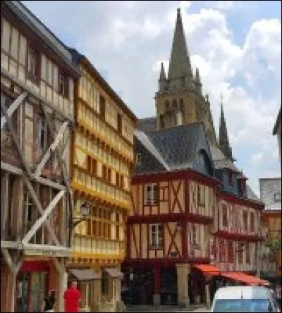 Quelle est cette ville où l'on peut croiser Arthur de Richemont, qui a possédé la première armée permanente d'Europe au Moyen Âge ?