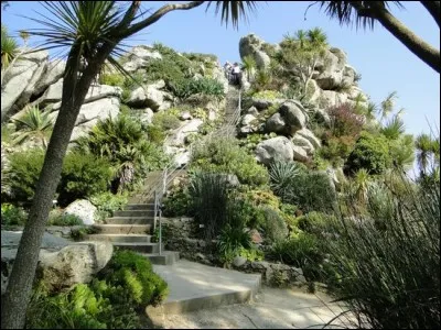 Près de quelle ville trouve-t-on ce magnifique jardin exotique qui bénéficie d'un microclimat ?