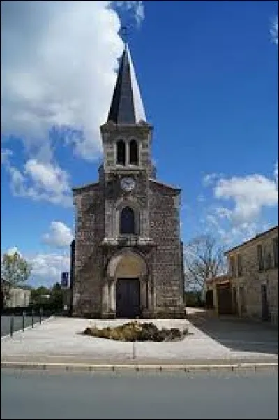 Nous sommes dans les Pays-de-la-Loire devant l'église Saint-Pierre de Lairoux. Commune de l'arrondissement de Fontenay-le-Comte, elle se situe dans le département ...