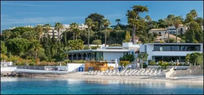 Dans quel département se trouve la ville d'Antibes ?