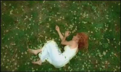 Dans quel clip pouvons-nous voir Mylne allonge dans l'herbe ?