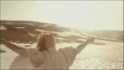 Sur quel clip pouvons-nous voir Mylne lanant de la neige dans le ciel ?