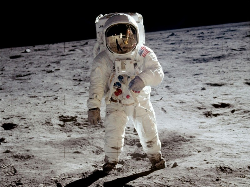 L'homme a donc marché sur la Lune pour la première fois en l'an **** et durant le mois de ****. Quel jour était-ce ?