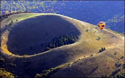 Dans quelle région de France se trouve le plus grand parc naturel d'une supeficie de 389 733 hectares ?