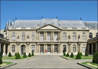 Dans quel bâtiment parisien se situe le siège des Archives nationales ?