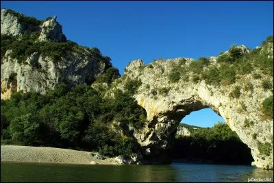 Comment se nomme le canyon de 30 km que l'on peut parcourir en canoë ?