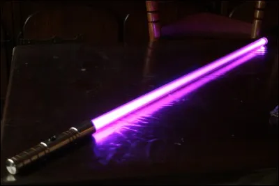 Qui possède ce sabre laser ?