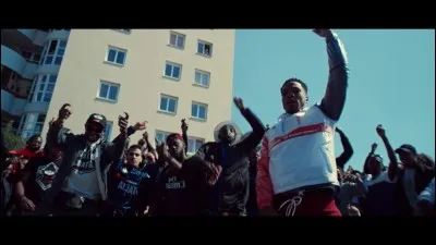 Quelle personnalité de télé-réalité tourne avec lui dans le clip "Chasse à l'homme" ?