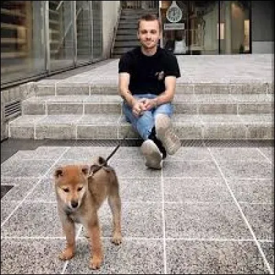 Quel est le nom du chien que Squeezie a adopté au Japon en 2017 ?