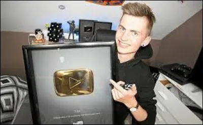 Que porte très souvent sur la tête le youtubeur Tim dans ses vidéos ?