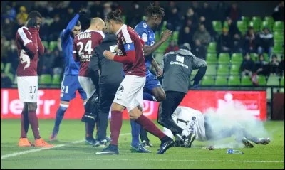 Contre quelle équipe Anthony Lopes a-t-il été touché par deux pétards ?
