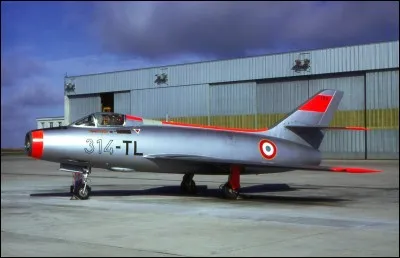 Quel pilote d'essai s'est tu&eacute; aux commandes du prototype du Myst&egrave;re IV ?