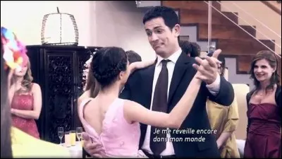 Avec combien de femmes le père de Violetta est-il sorti ?