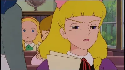 Comment s'appelle cette jeune demoiselle blonde ?