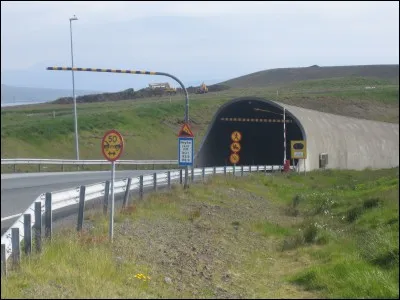 Quel est le nom du tunnel ouvert en 1998 qui s'enfonce à 165 mètres sous la mer ?