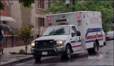 Dans la saison 2, qui est en danger de mort après l'accident de l'ambulance ?