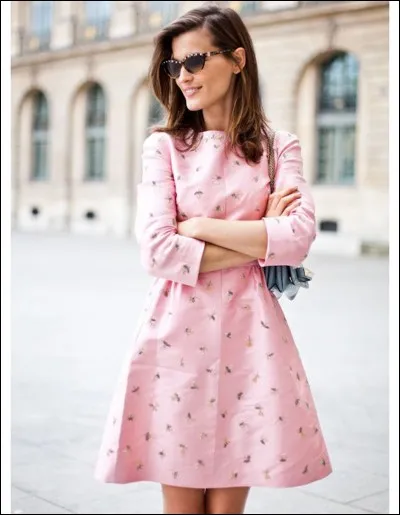 Pouvez-vous compléter la phrase : "Jade s'est ..... faire une robe sur mesure." ?