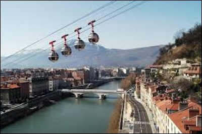 Nous commençons en douceur avec une visite de Grenoble (Isère), ville où les habitants se nomment les ...