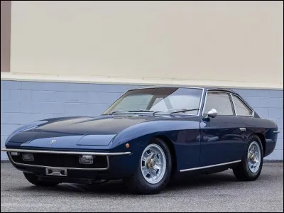 Quelle est cette voiture des années 1960 ?