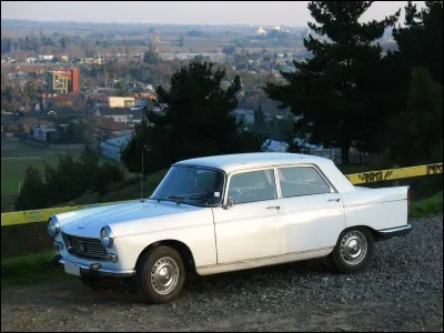 Quelle est cette voiture des années 1960 ?