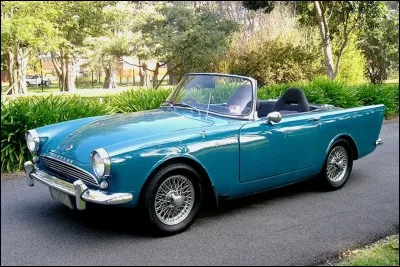 Quelle est cette voiture des années 1960 ?
