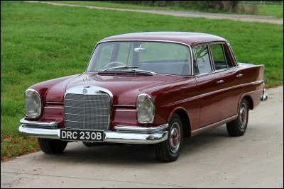 Quelle est cette voiture des années 1960 ?