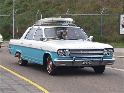 Quelle est cette voiture des années 1960 ?