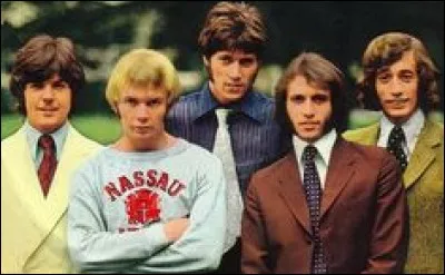 " Feel I'm goin' back to Massachusetts Something's telling me I must go home And the lights all went out in Massachusetts The day I left her standing on her own..." : 
Qui chante "Massachusetts" ?