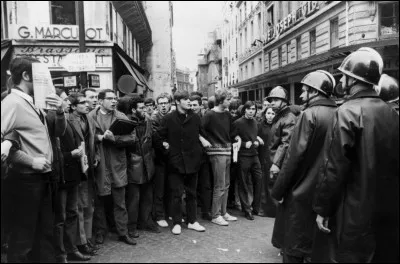 " Mai mai mai Paris mai Mai mai mai Paris Le casque des pavés ne bouge plus d'un cil La Seine de nouveau ruisselle d'eau bénite ... Et je te prends Paris dans mes bras pleins de zèle Sur ma poitrine je presse tes pierreries Je dépose l'aurore sur tes Tuileries..." : qui chante "Paris mai" ?