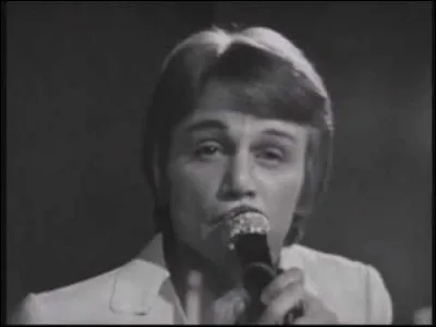 " Un dimanche soir d'hiver Il pleure le petit garçon Car il retourne à la pension Dans l'auto qui le reconduit Il sanglote sans dire un mot Les yeux baissés le cur gros Sa mère le rassure tout bas Tu vas bien t'amuser là-bas..." : 
 quel est le titre de cette chanson de Claude François ?